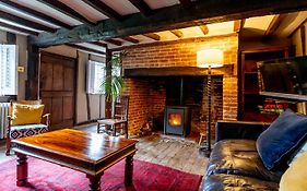 Cosy C17 Cottage With Country Walks From The Doorstep